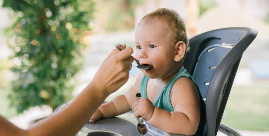 Complete Guide: Introducing Solids to Your Baby for Healthy Eating